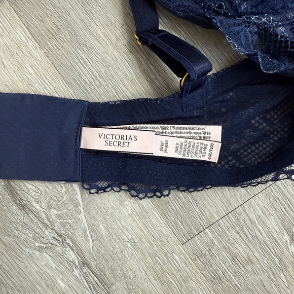 Victoria’s Secret Navy Floral Plunge Bra - Size 44C - Picture 5 of 5